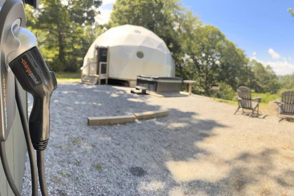 Asheville Luxury Glamping Dome - Mountain Views, and Hot Tub! Country House in Fairview