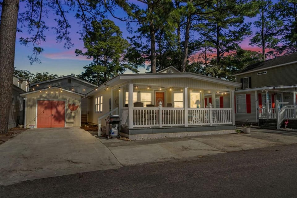 Cozy Nest 2 - Ocean Lakes Cottage, Covered Patio, Grill and Beach Access! House in South Carolina