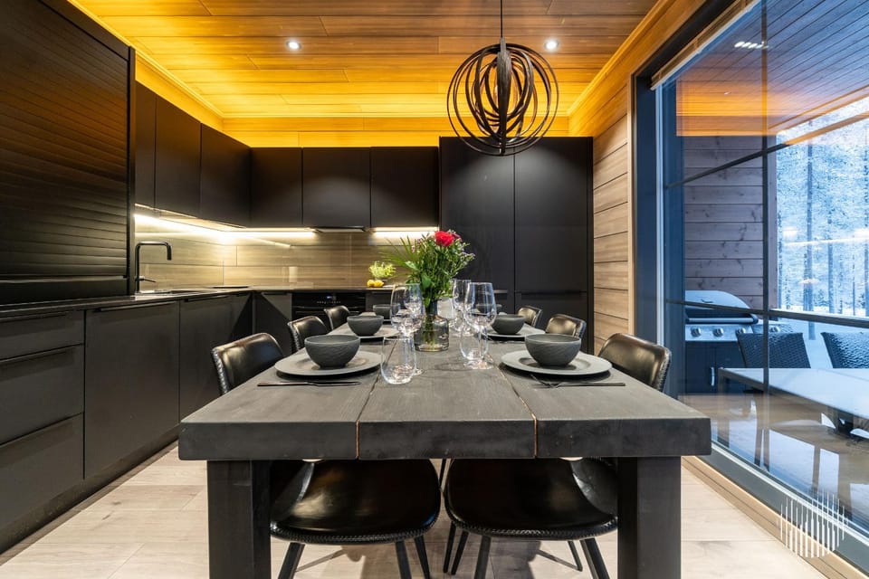 Kitchen or kitchenette, Dining area