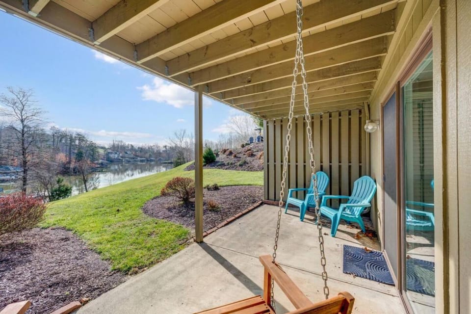 Harbor Ridge - Lakefront Retreat, Great Views, Pool and Dock Access! Apartment in Smith Mountain Lake