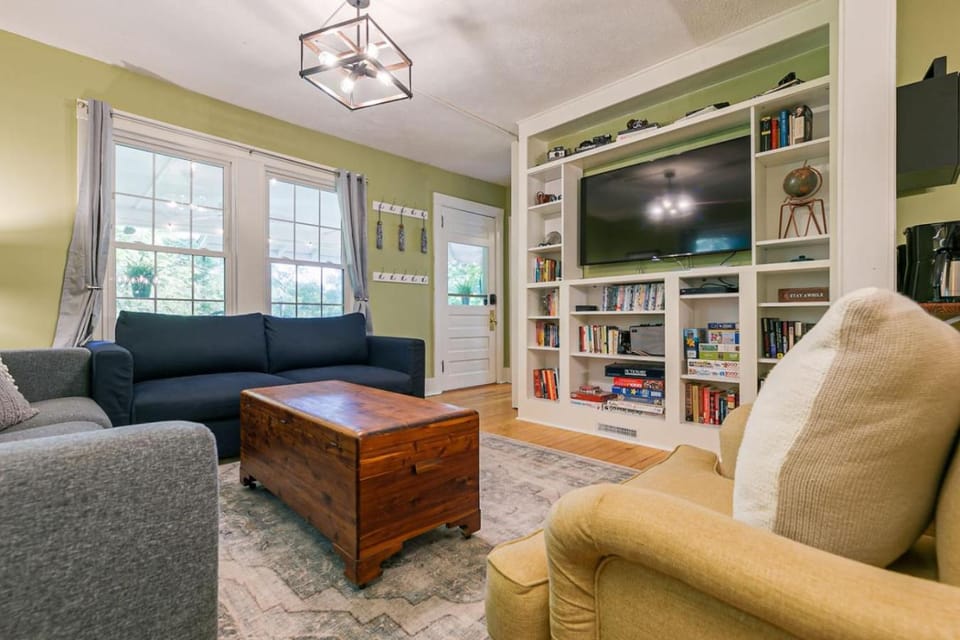 Ceilidh Cottage - Near Black Mountain & Walk to Montreat Hiking! House in Montreat