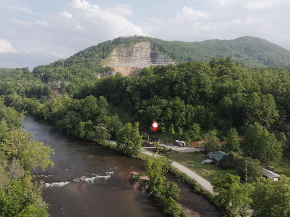Kimble - Riverfront, Hiking, Fishing, 20 min to Smoky Mountains! Apartment in Dillsboro