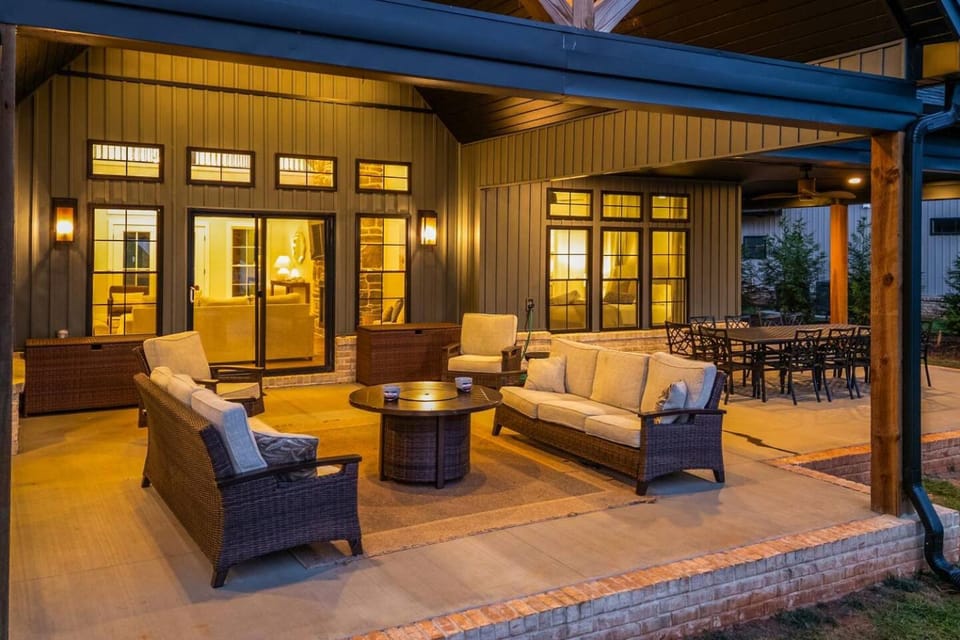 Bass Cove - Luxury Lakefront, Hot Tub, Fire Table & Theatre! House in Smith Mountain Lake