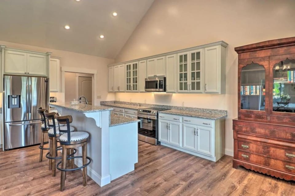 Nine Peaks - Mountain Retreat, Balcony, Hot Tub, and Grill! House in Asheville