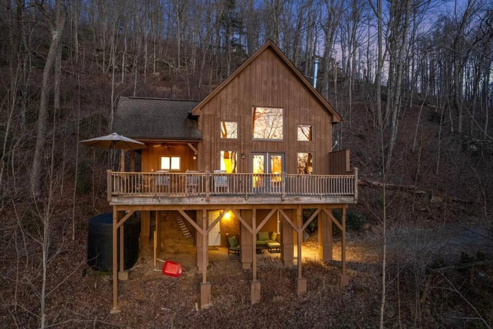 Longview - Mountain Retreat, Sunset Views, and 20 Minutes to Asheville! House in Swannanoa