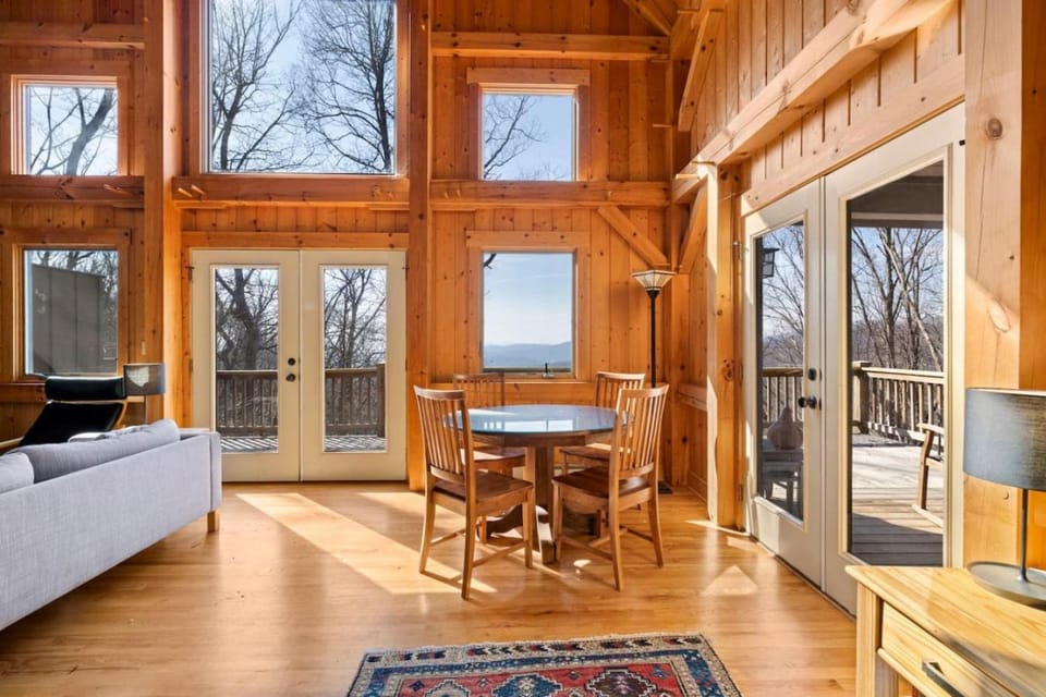 Longview - Mountain Retreat, Sunset Views, and 20 Minutes to Asheville! House in Swannanoa