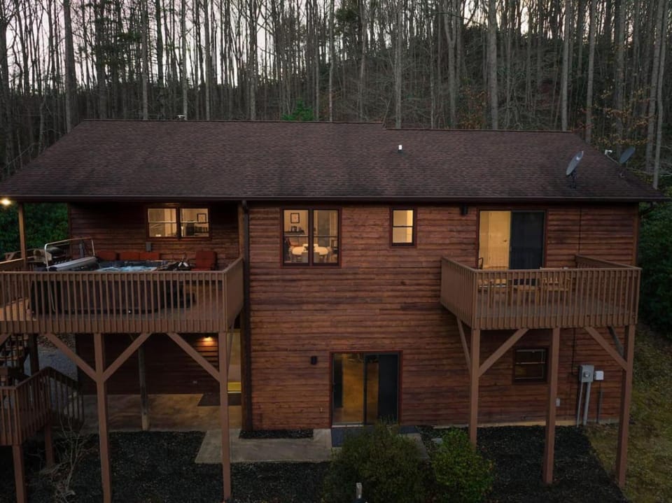 Majestic - Modern Cabin, Hot Tub, & Game Room! Cabin in Buncombe County