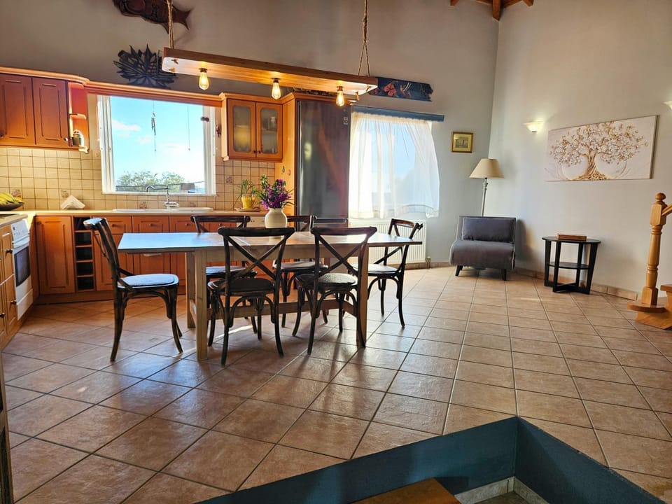 Kitchen or kitchenette, Seating area, Dining area