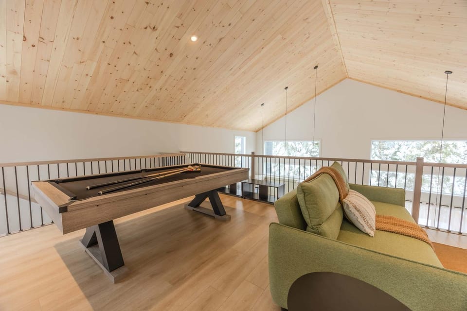 Ivoire - Modern Getaway in Shannon - Spa & Pool Table Chalet in Quebec