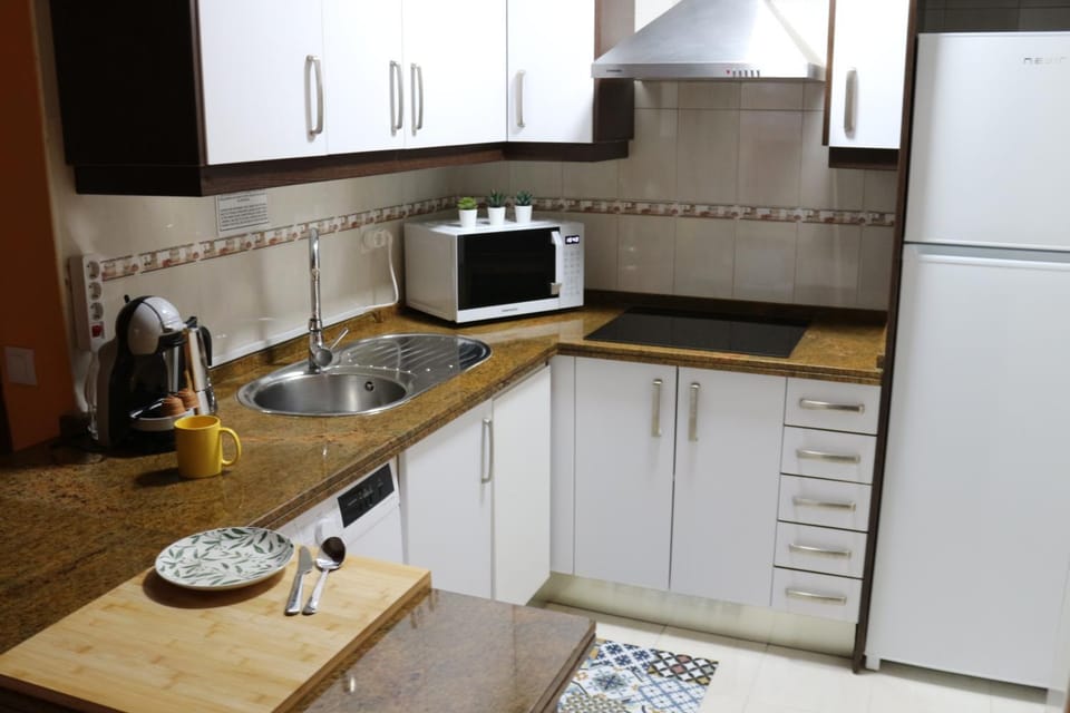 Coffee/tea facilities, Kitchen or kitchenette, oven, toaster