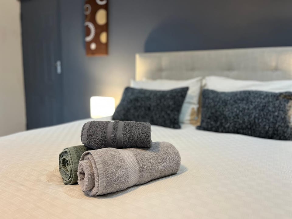 Bed, Bedroom, towels