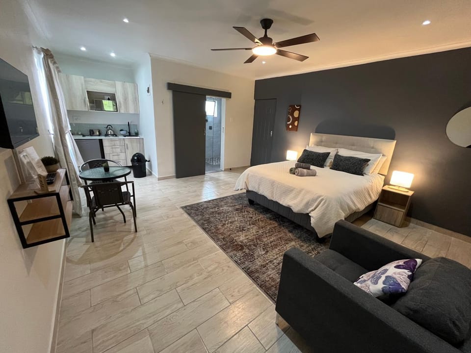 Bed, TV and multimedia, Living room, Photo of the whole room, Seating area, Dining area, Bedroom