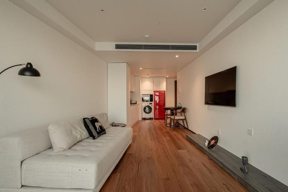 Căn hộ 3 ngủ cao cấp ven hồ Tây, trung tâm thành phố Apartment in Hanoi