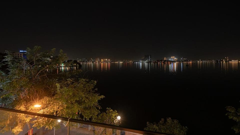 Căn hộ 3 ngủ cao cấp ven hồ Tây, trung tâm thành phố Apartment in Hanoi