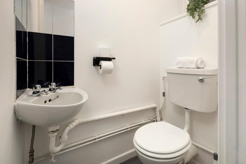 Modern Comfort 3BR Home for 7 Free Parking Apartment in Huntingdonshire District