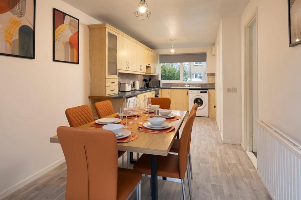 Modern Comfort 3BR Home for 7 Free Parking Apartment in Huntingdonshire District