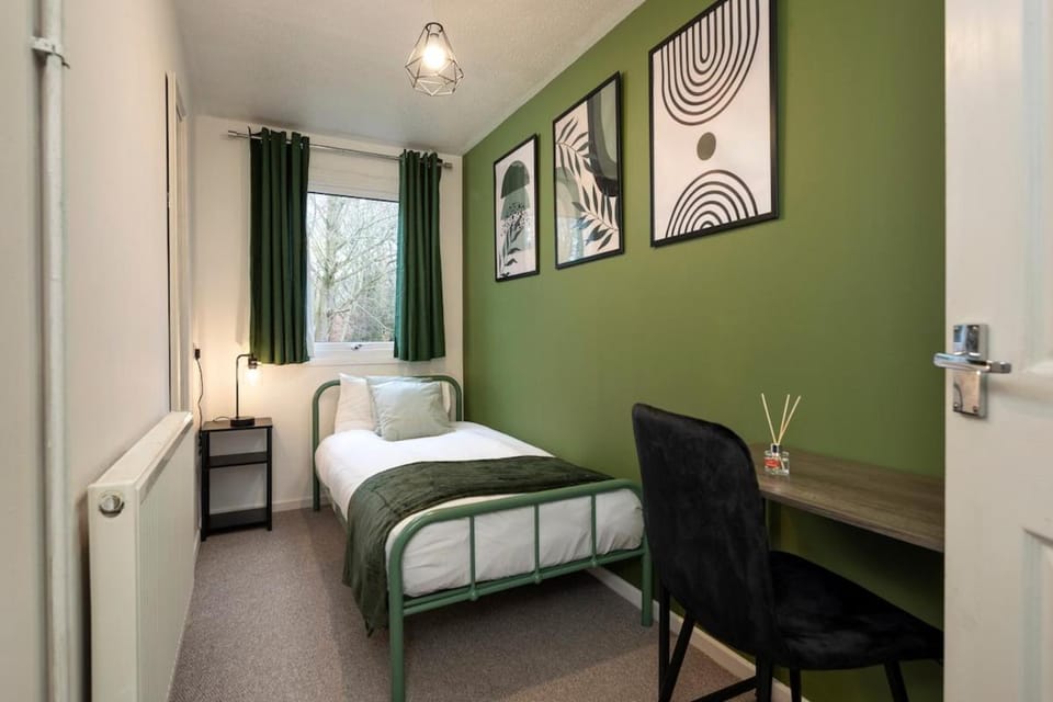 Modern Comfort 3BR Home for 7 Free Parking Apartment in Huntingdonshire District