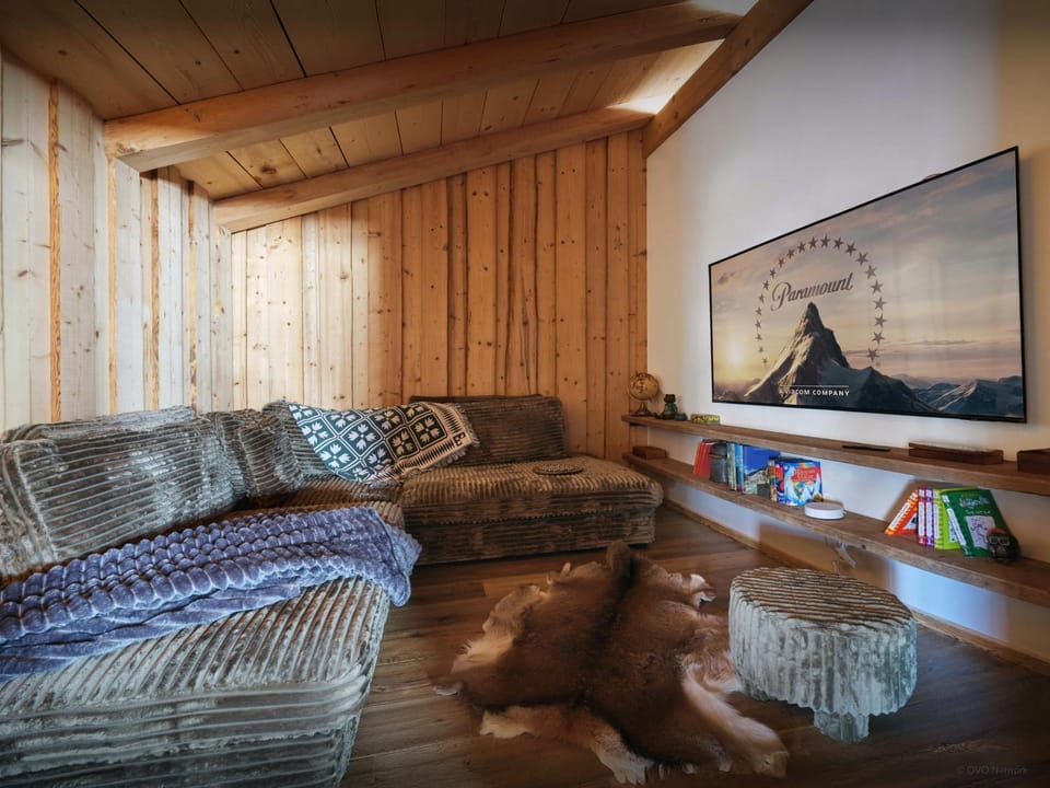 Communal lounge/ TV room, TV and multimedia, Seating area, Evening entertainment