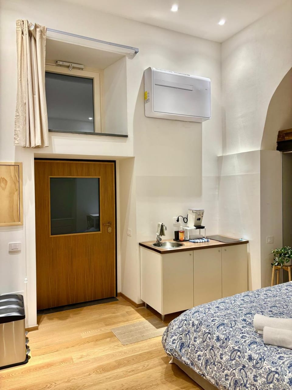 Kitchen or kitchenette, kitchen, air conditioner