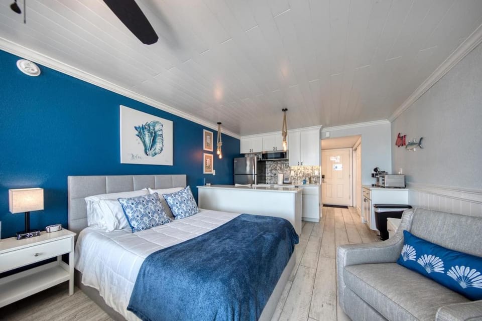 Bed, Kitchen or kitchenette, Seating area, Dining area, Bedroom