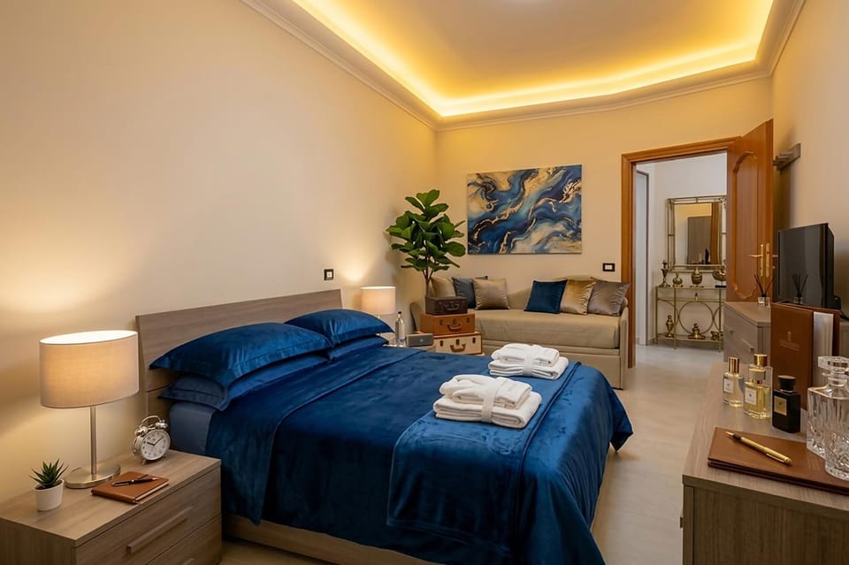 Bed, TV and multimedia, Photo of the whole room, Bedroom, towels