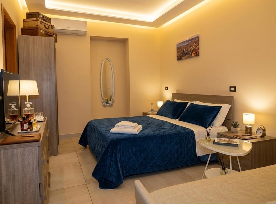 Bed, TV and multimedia, Bedroom, locker, air conditioner