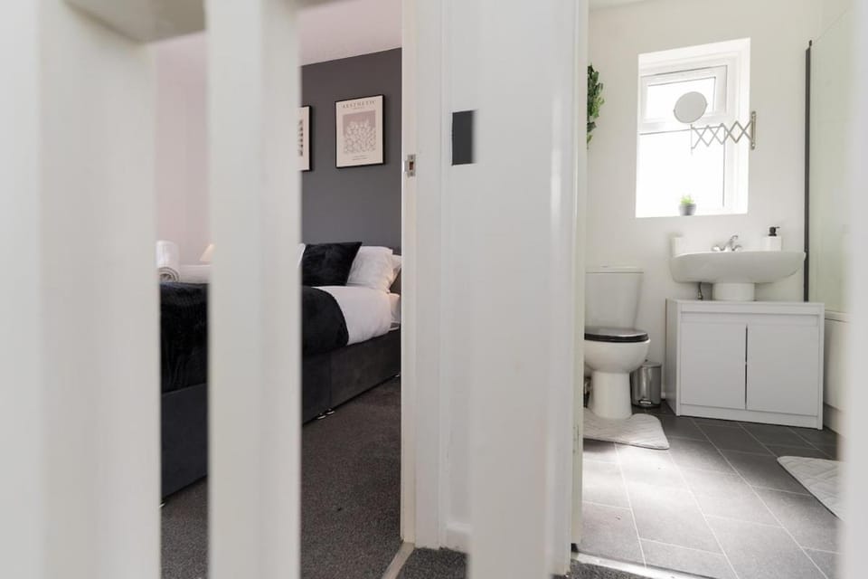 Contractors-Relocation-Free Parking-M5 Junction2 House in Oldbury