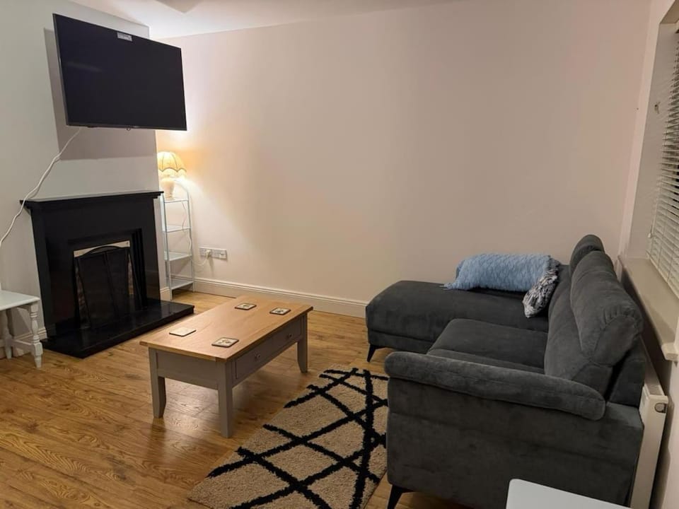 Communal lounge/ TV room, TV and multimedia, Living room, Seating area, Evening entertainment