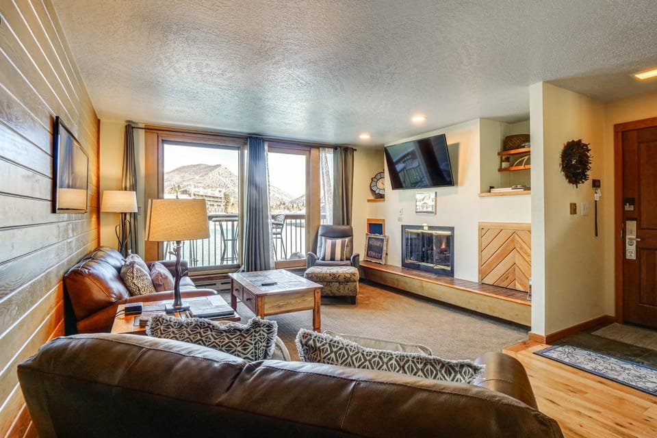 Continental Divide Views: Lakefront Keystone Condo House in Keystone