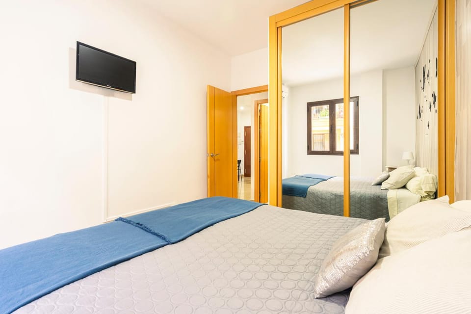 Bed, TV and multimedia, Bedroom