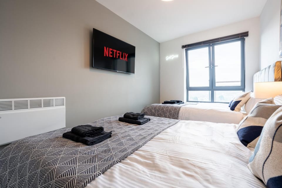 Leeds City Stay on the River - Sleeps 10 - Central Apartment in Leeds