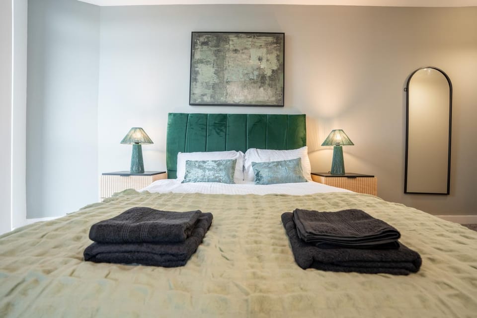 Leeds City Stay on the River - Sleeps 10 - Central Apartment in Leeds