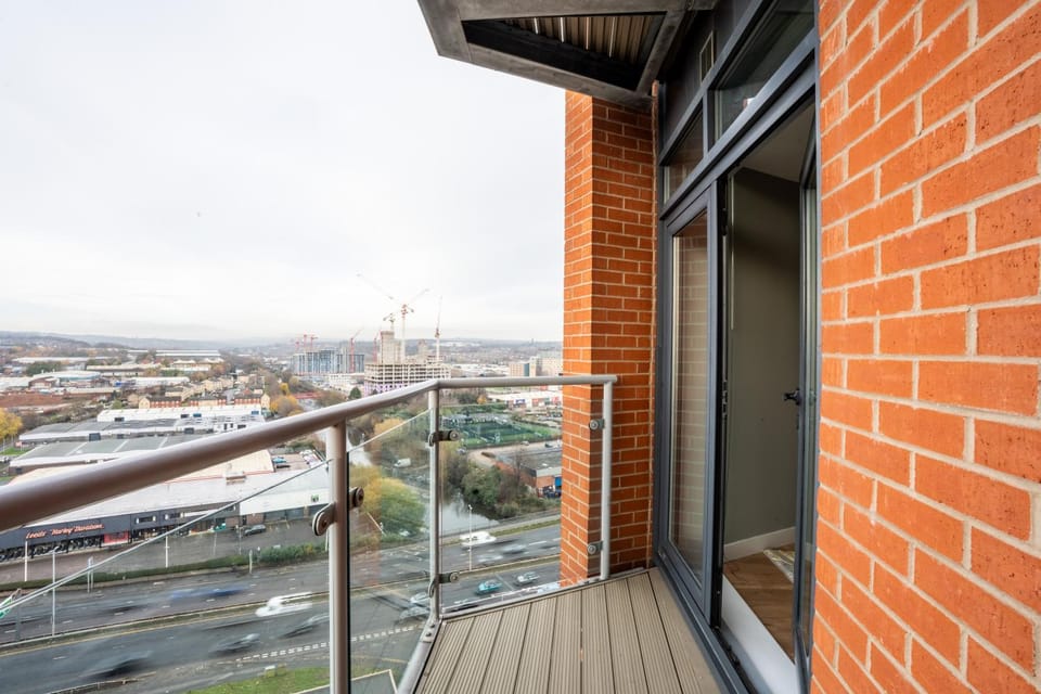 Leeds City Stay on the River - Sleeps 10 - Central Apartment in Leeds