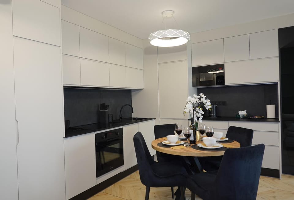 Kitchen or kitchenette, Dining area, oven, stove