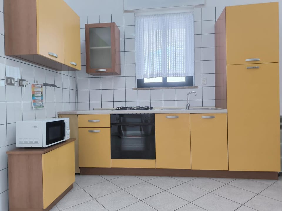 Day, microwave, oven, kitchen