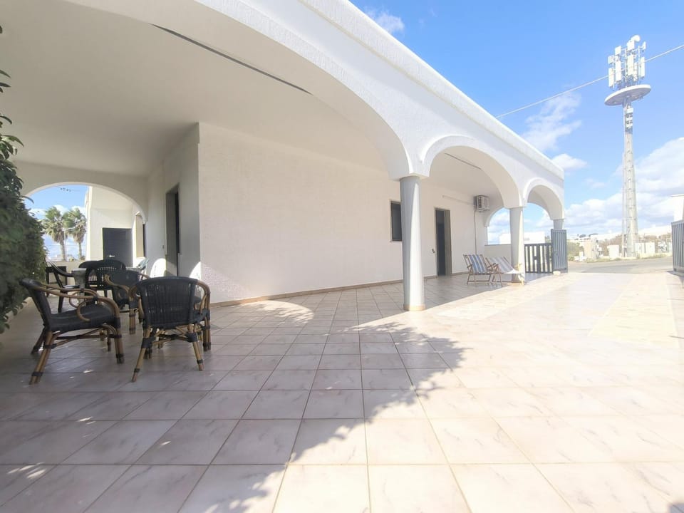Property building, Facade/entrance, Day