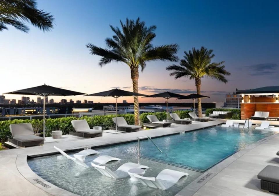 Patio, Swimming pool, sunbed