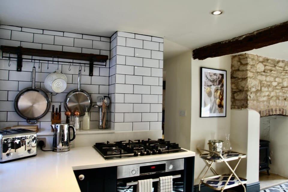 Kitchen or kitchenette, fireplace, oven, stove