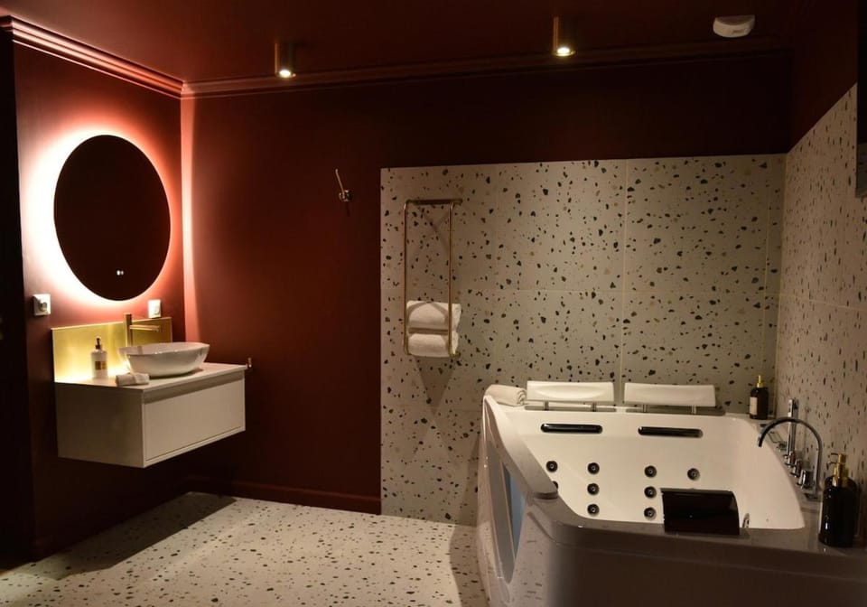 Bed, Hot Tub, Bathroom, Bath, towels