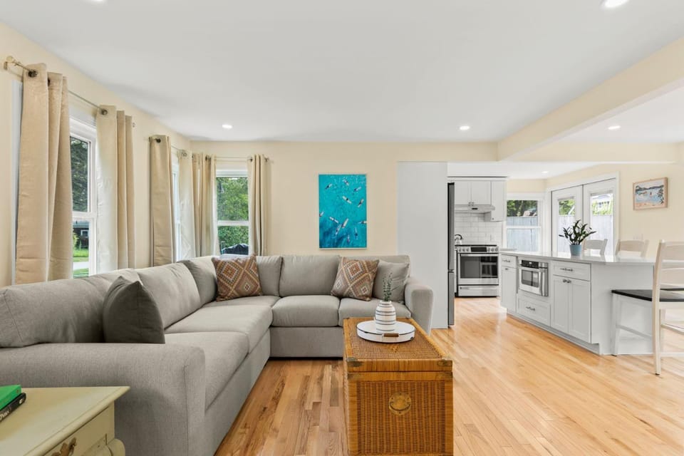Modern Dog-Friendly Cape Cod Cottage Near Beaches House in Pocasset