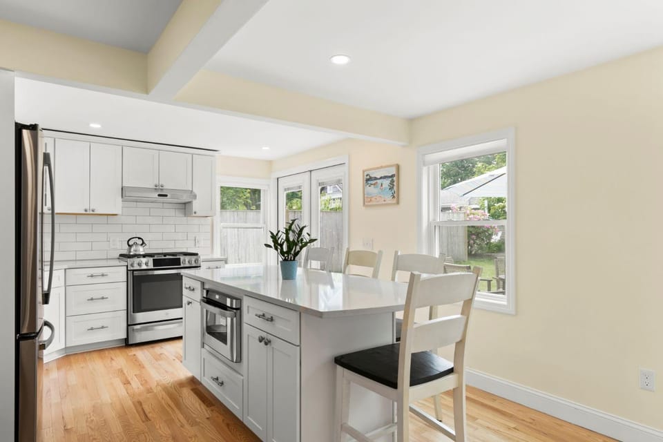 Modern Dog-Friendly Cape Cod Cottage Near Beaches House in Pocasset
