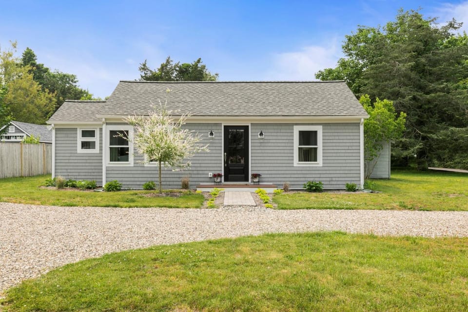 Modern Dog-Friendly Cape Cod Cottage Near Beaches House in Pocasset