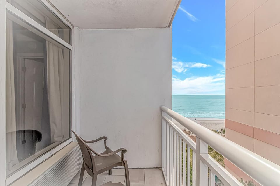 Cozy Updated Oceanview Studio for 4! Paradise 511 House in Myrtle Beach