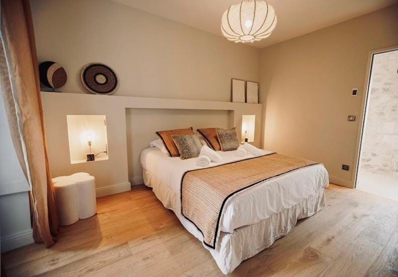 Shower, TV and multimedia, Photo of the whole room, Bedroom, towels, air conditioner