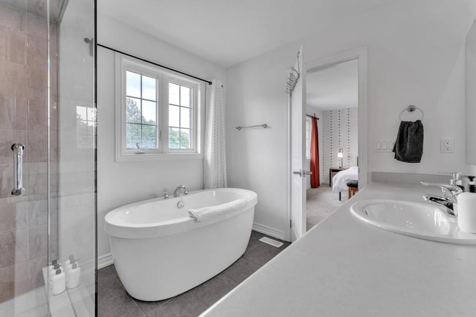 Shower, Toilet, Bathroom, Bath, towels