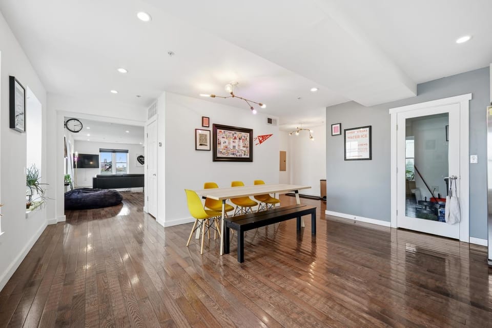 Kitchen or kitchenette, Seating area, Dining area