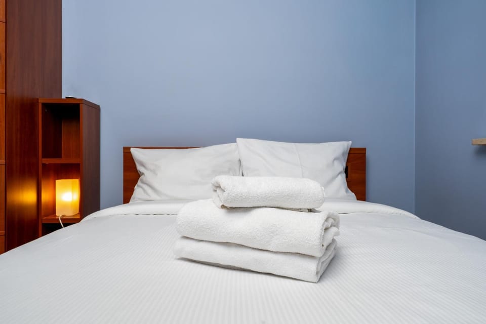 Bed, Bedroom, towels