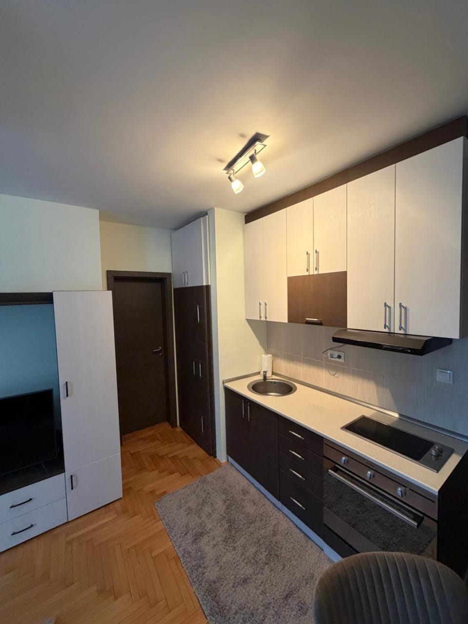 Kitchen or kitchenette, oven, stove