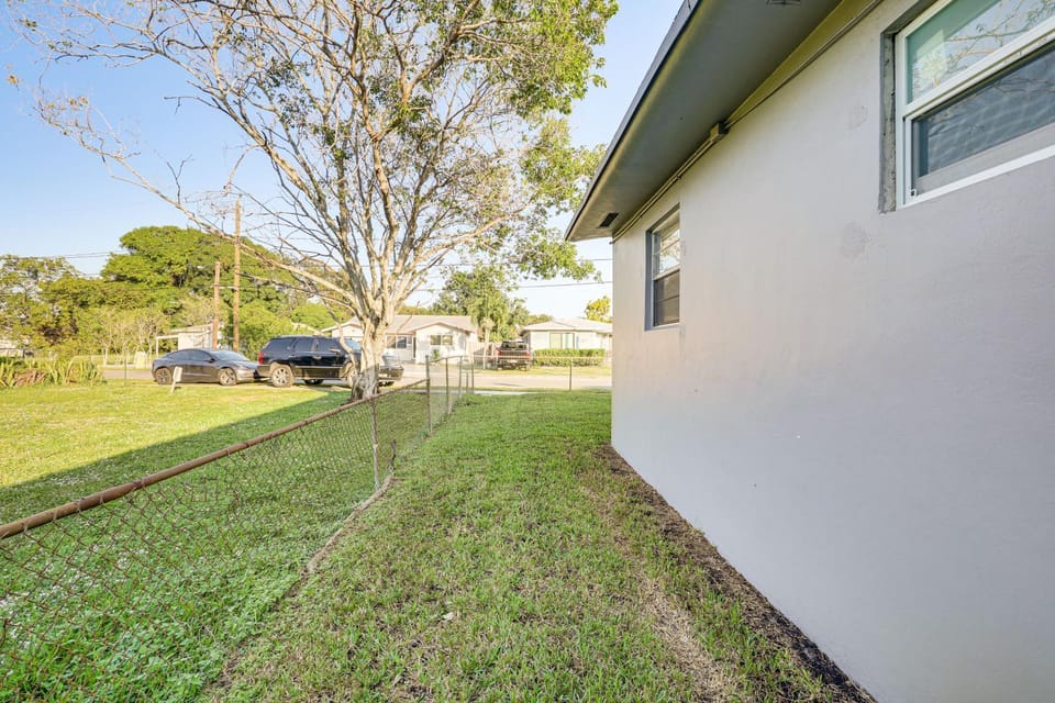Walk to Shops, Dining & Casino: Dania Beach Home Apartment in Dania Beach