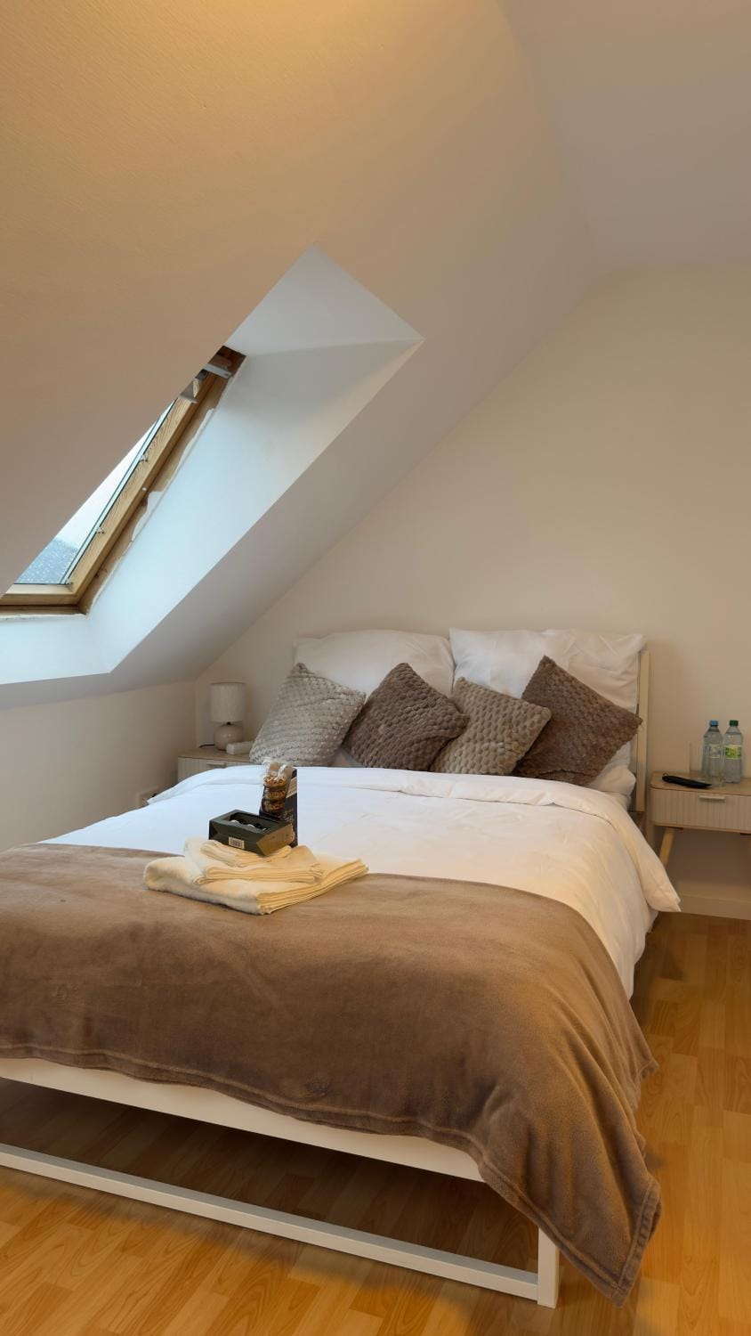 Bed, Photo of the whole room, Bedroom